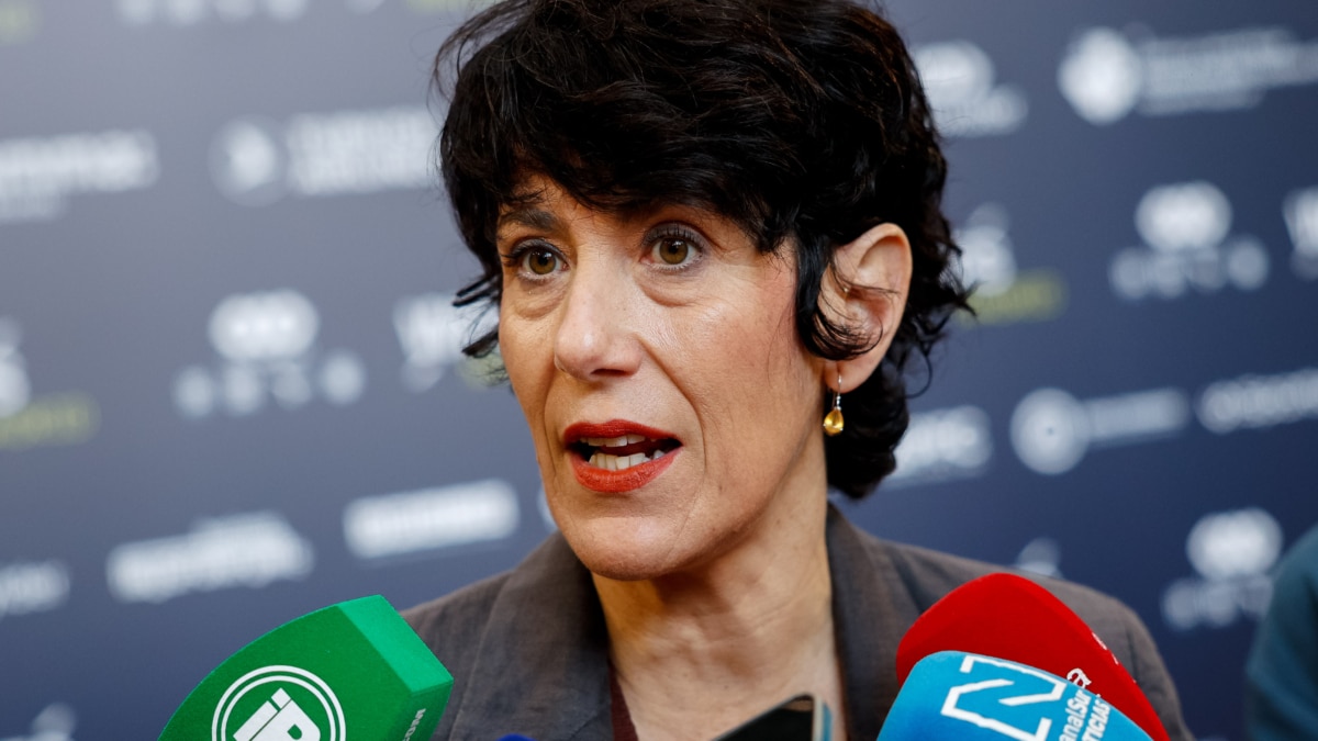 MADRID, 16/10/2025.- La ministra de Inclusión, Seguridad Social y Migraciones, Elma Saiz, atiende a los medios al inicio de su visita al World Football Summit, este jueves en Madrid. EFE/ Daniel González