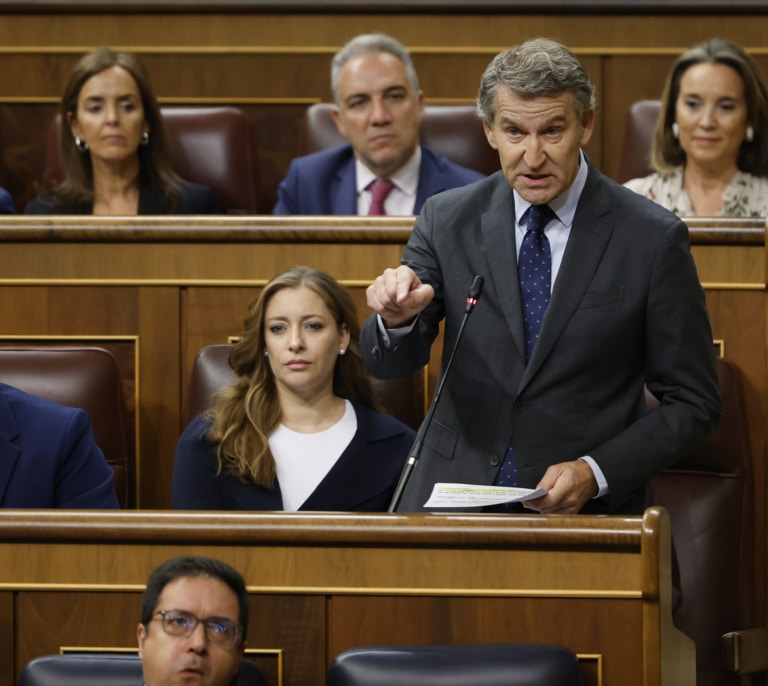 Feijóo acusa a Sánchez de permitir el "saqueo" a su círculo mientras "exprime" con impuestos a los ciudadanos