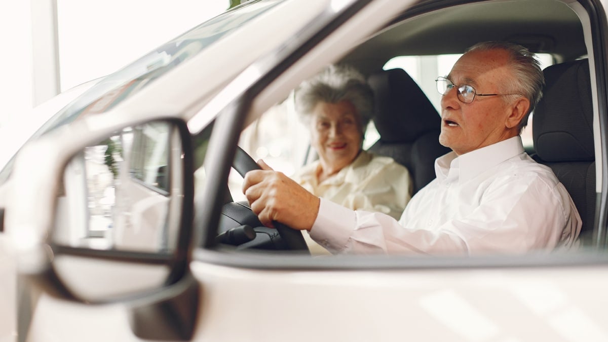 Pareja de ancianos en un coche