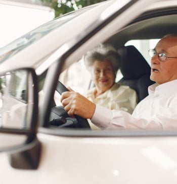 Pareja de ancianos en un coche
