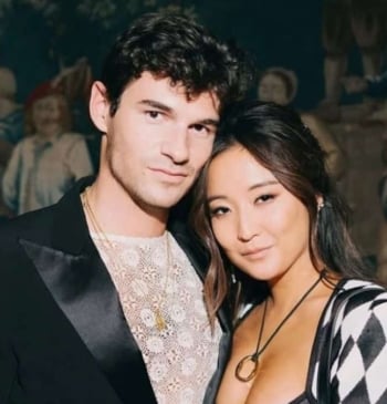 Se acaba el amor en 'Emily in Paris': Ashley Park y Paul [...]