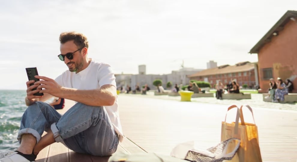 Hombre de viaje usando esim Gigsky