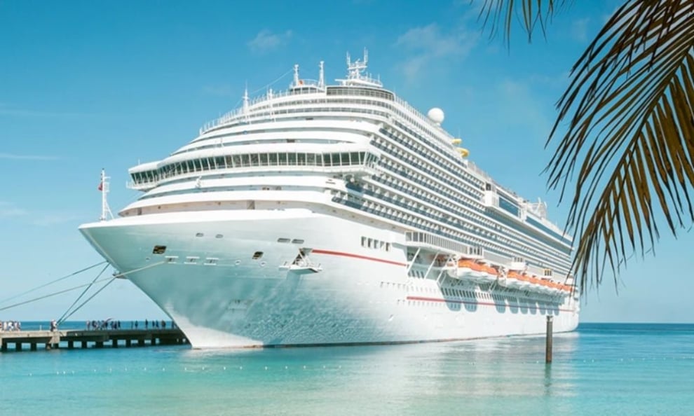 Crucero atracado en puerto