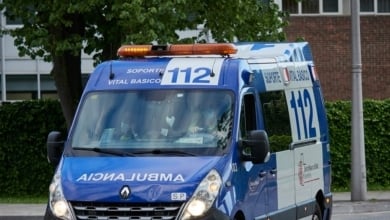 Accidente laboral en Funes: Trabajadora hospitalizada tras caer en una empresa