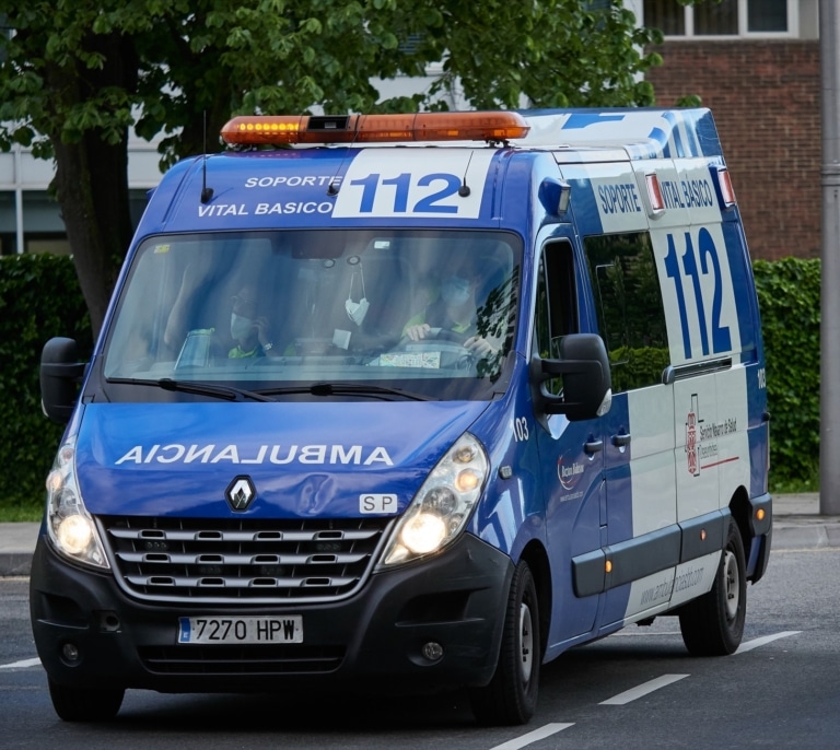 Accidente laboral en Funes: Trabajadora hospitalizada tras caer en una empresa
