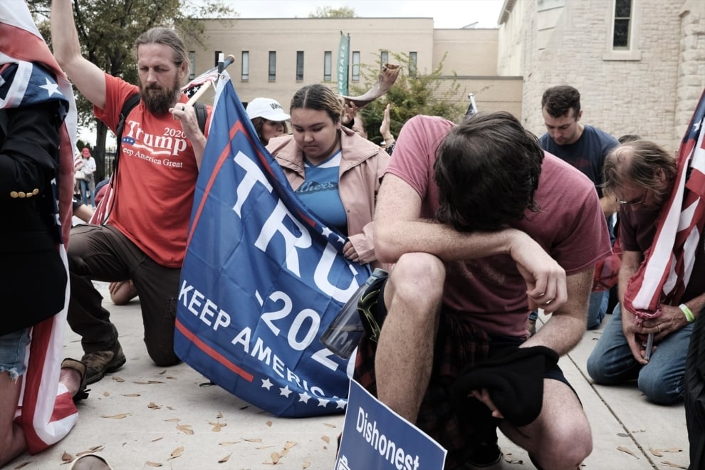 Seguidores de Trump rezan tras la derrota electoral de Trump.