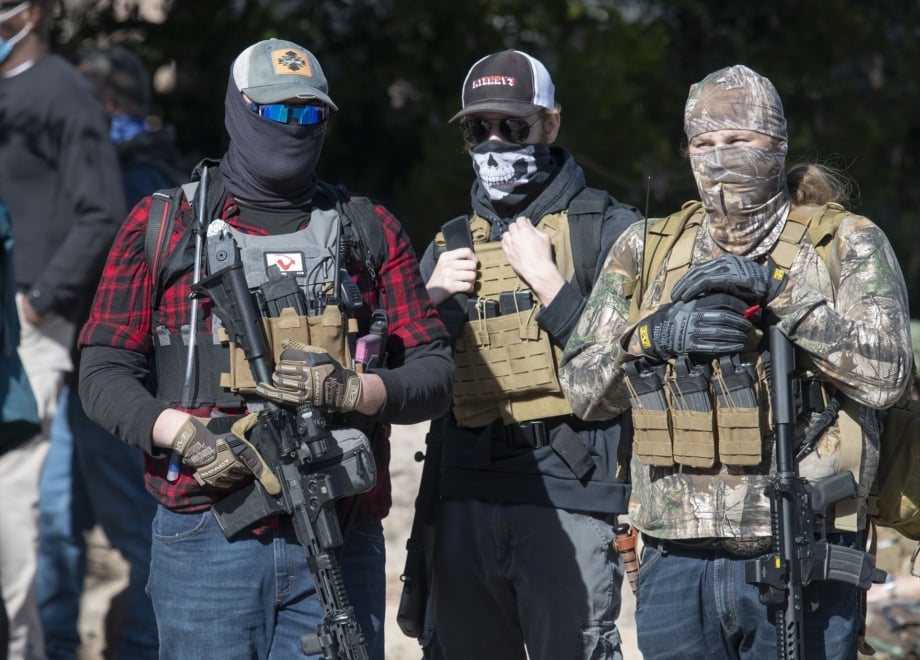 Milicia de Texas haciendo guardia en el Capitolio de Texas en 2020.