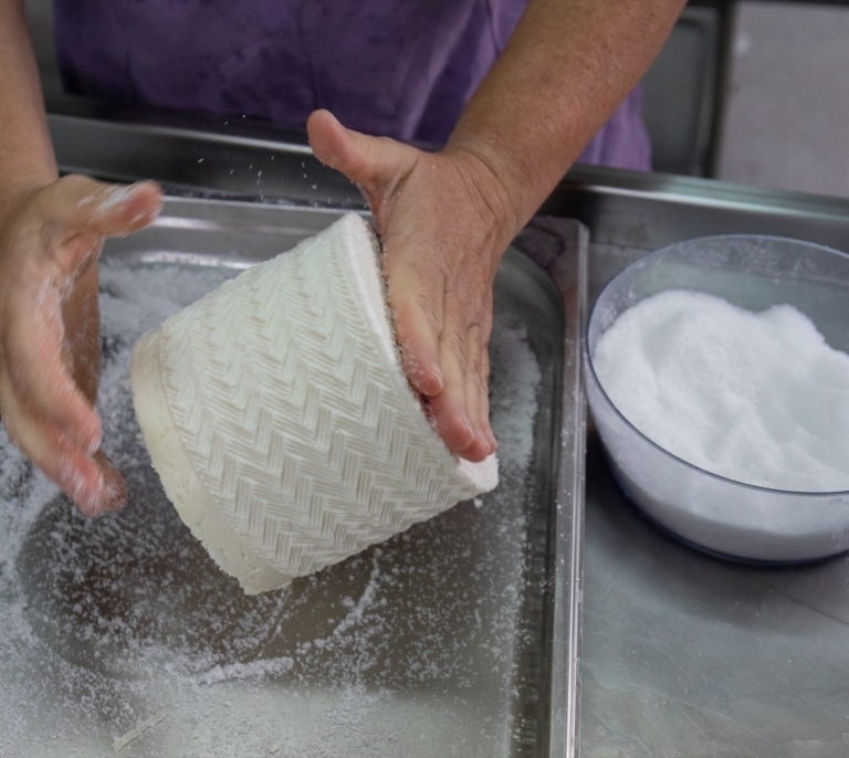 Alerta sanitaria por un lote de queso de cabra contaminado con Listeria y E. coli distribuido en siete comunidades