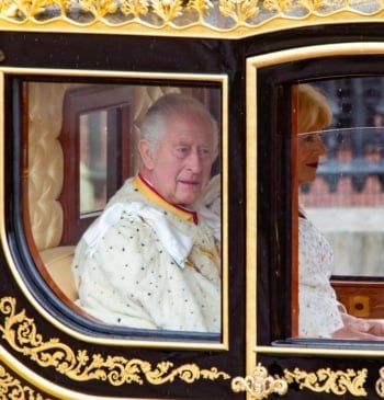 El rey Carlos III despoja al príncipe Andrés de sus títulos y [...]