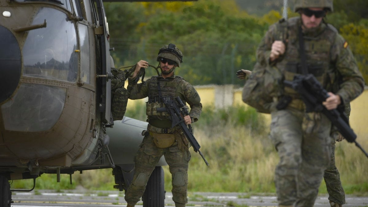 Dos militares durante un ejercicio en Ceuta.
