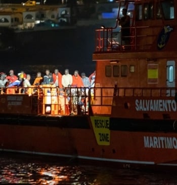Salvamento Marítimo rescata a 52 migrantes en una lancha neumática al sur [...]