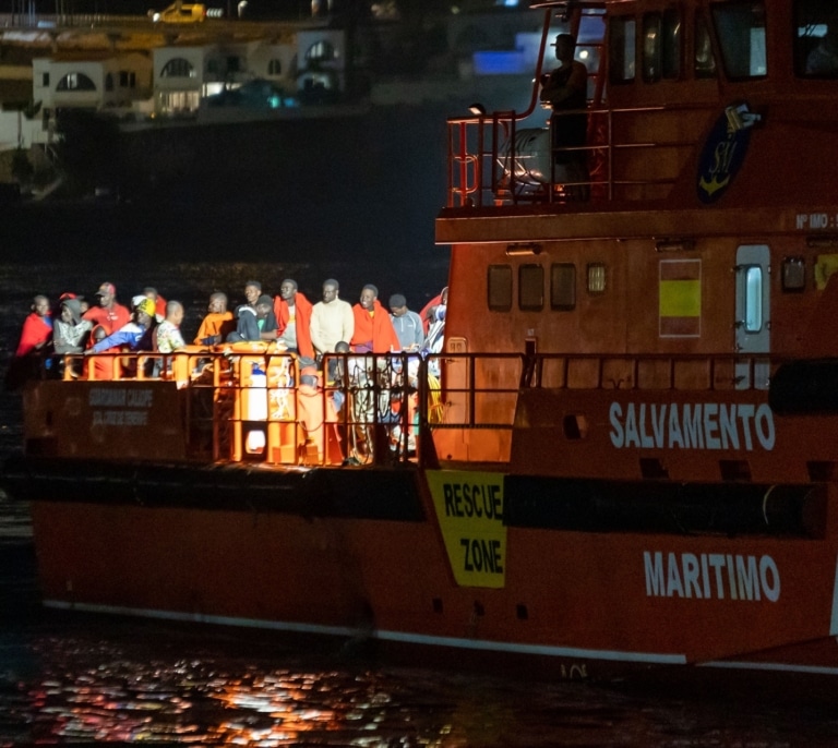 Salvamento Marítimo rescata a 52 migrantes en una lancha neumática al sur de Gran Canaria