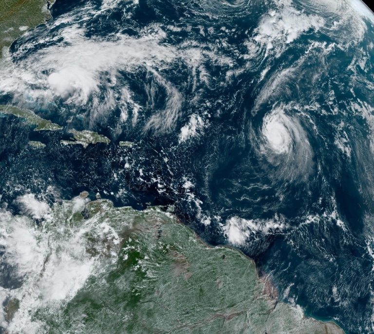 El huracán Melissa, de categoría 5, toca tierra en Jamaica con vientos de casi 300 km/h