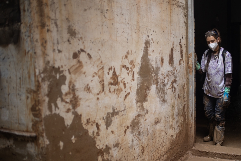 Un voluntario limpia una casa en Massanassa.
