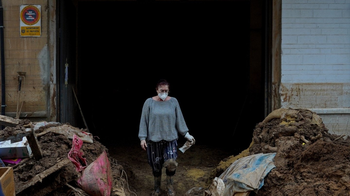 Una persona colabora en la limpieza de Paiporta, en Valencia, Comunidad Valenciana (España).