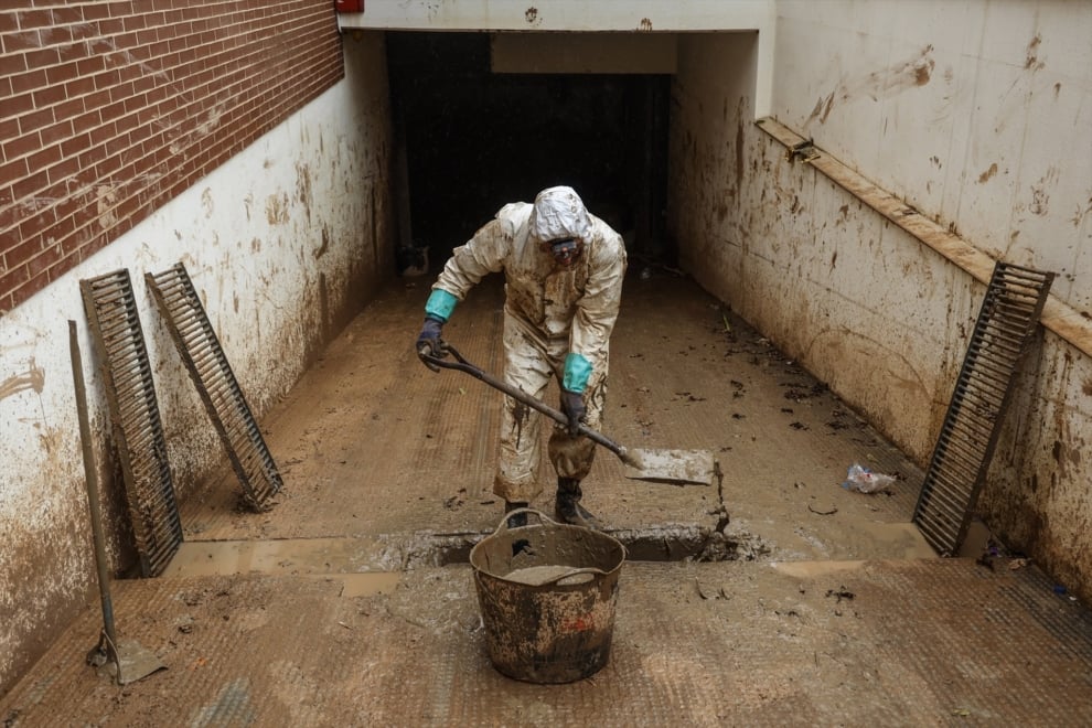 Un hombre trabaja para desatascar las alcantarillas en Paiporta.
