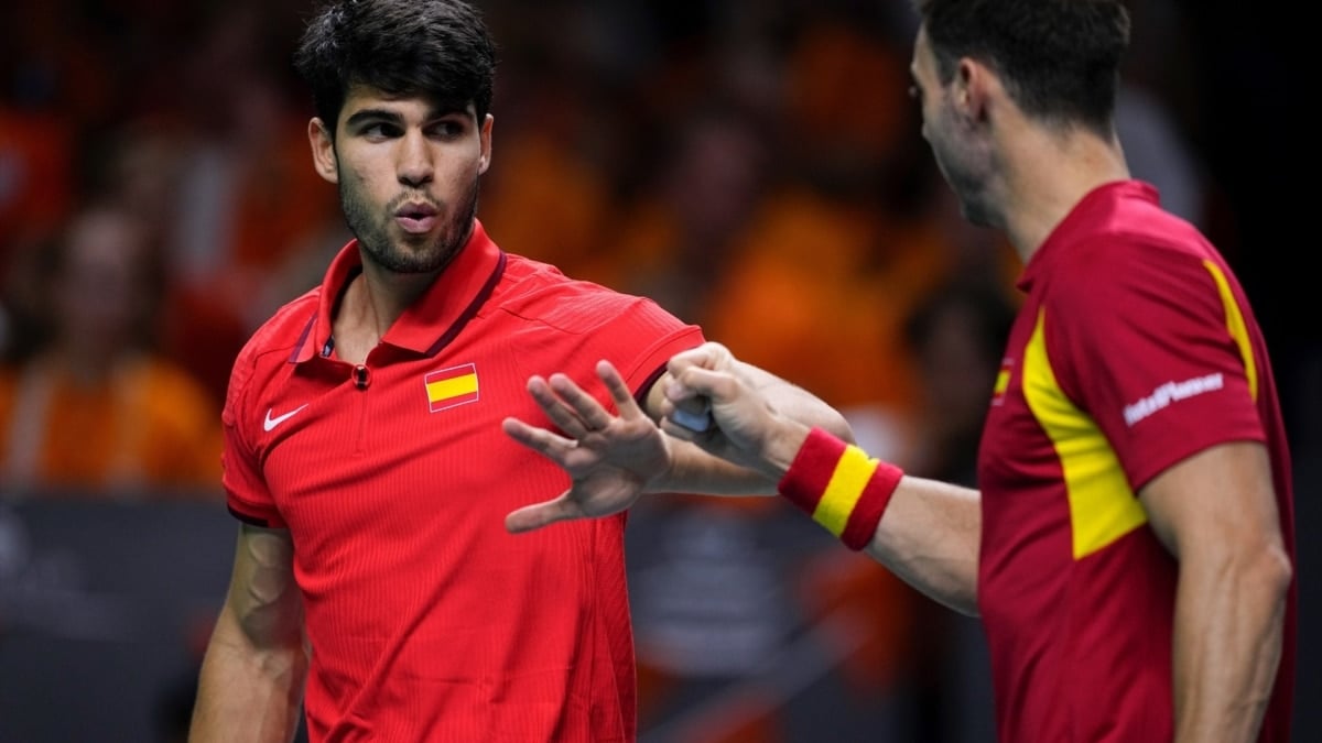 Carlos Alcaraz y Marcel Granollers en el partido frente a Países Bajos en la Davis 2024