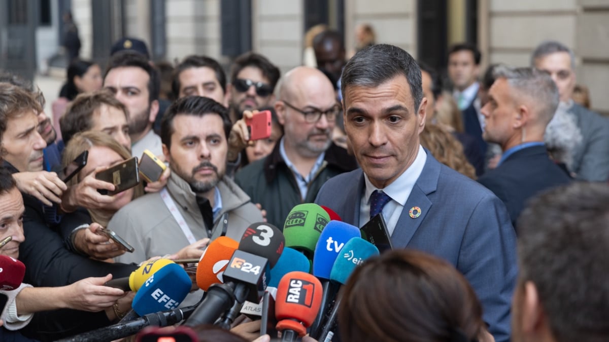 (Foto de ARCHIVO) El presidente del Gobierno, Pedro Sánchez, atiende a los medios de comunicación a su salida del pleno, en el Congreso de los Diputados, a 21 de noviembre de 2024, en Madrid (España). Sánchez ha negado todo lo declarado ante el juez por el presunto conseguidor del 'caso Koldo' Víctor de Aldama, al que ha tildado de "personaje" que basa su estrategia de defensa en "la mentira". De este modo Sánchez ha rechazado que la foto publicada de él con Aldama se llevase a cabo a iniciativa suya, para premiar al empresario por las gestiones que éste realizó en México, según declaró en la Audiencia Nacional. Eduardo Parra / Europa Press 21 NOVIEMBRE 2024;PRESIDENTE;SÁNCHEZ 21/11/2024