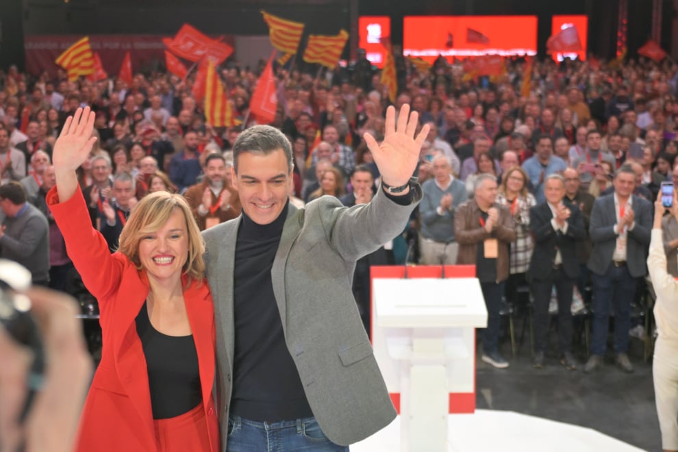 (Foto de ARCHIVO) La secretaria general del PSOE de Aragón, ministra de Educación, Formación Profesional y Deportes y portavoz del Gobierno, Pilar Alegría, y el secretario general del PSOE y presidente del Gobierno, Pedro Sánchez, durante la clausura del 18º Congreso del PSOE de Aragón, en el Auditorio de Zaragoza, a 16 de febrero de 2025, en Zaragoza, Aragón (España). Durante el Congreso, que se celebra bajo el lema ‘La fuerza del cambio’, se proclama a Pilar Alegría como secretaria general de la formación. Además, se trazan las líneas estratégicas y políticas del futuro del partido en Aragón, con el objetivo de organizarse de cara a las elecciones de 2027. Marcos Cebrián / Europa Press 16 MARZO 2025;POLÍTICA;PSOE;CONGRESO 16/3/2025