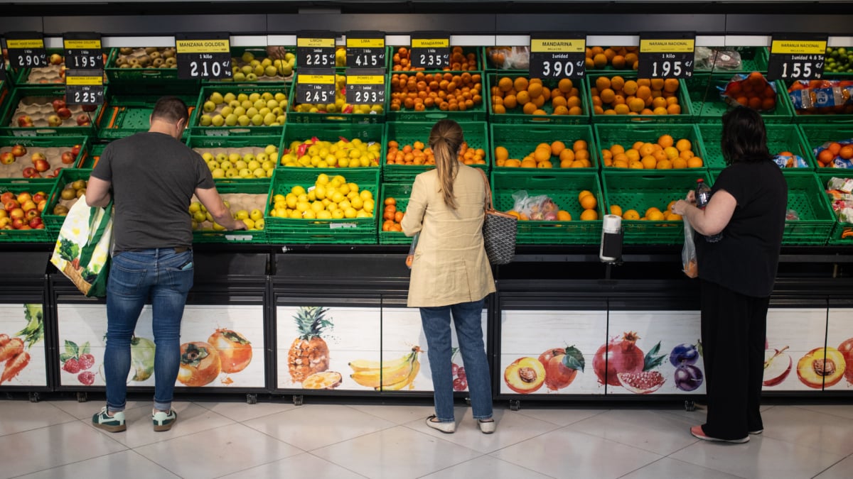 Patatas, uvas blancas y huevos, los alimentos básicos que más se han encarecido en octubre