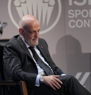 Javier Tebas: "El fútbol español merece mirar al futuro con ambición, no [...]