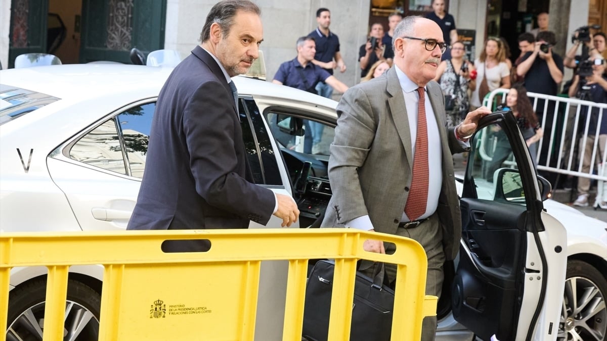 Ábalos indica al Supremo que las diferencias con su abogado son "irreconducibles"