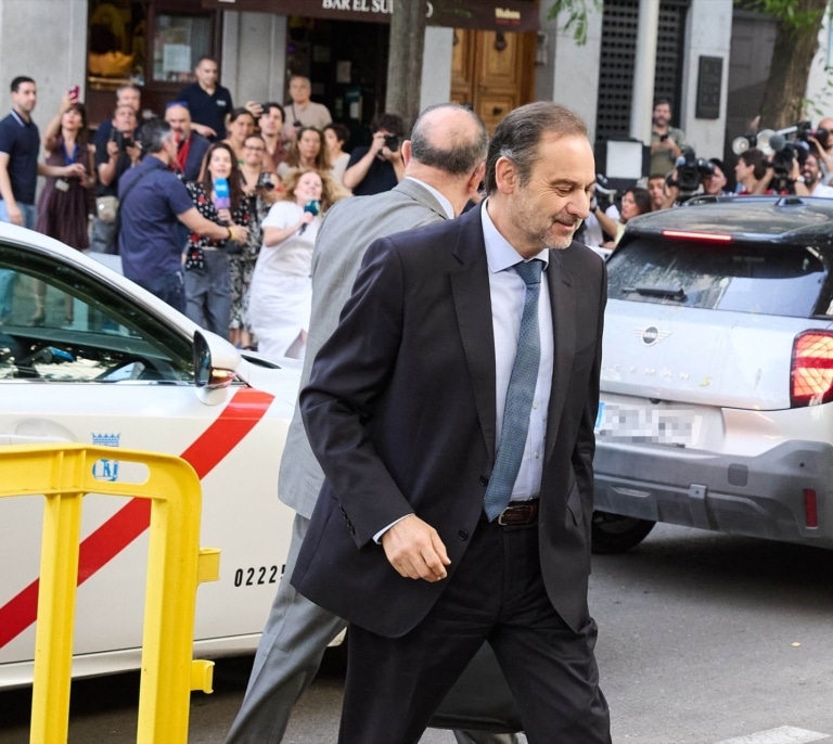 El juez del Supremo rechaza la renuncia de Ábalos, le obliga a seguir con su abogado y señala "fraude de ley"