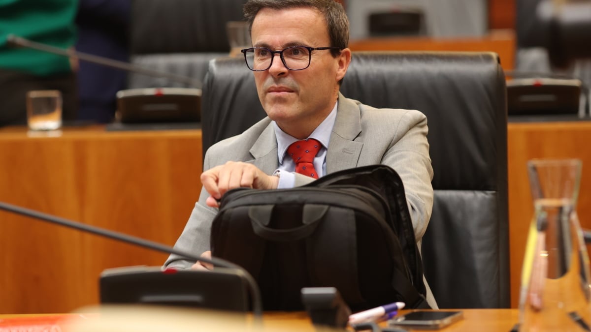 (Foto de ARCHIVO) El diputado del PSOE, Miguel Ángel Gallardo, durante el debate sobre el Estado de la Región de Extremadura, en la Asamblea de Extremadura, a 26 de junio de 2025, en Mérida, Extremadura (España). Tras la intervención de la presidenta, el debate se suspende hasta el día siguiente, cuando se reanudará con la intervención de los grupos parlamentarios, en primer lugar el Grupo Socialista, seguido de Vox, Unidas por Extremadura y el PP, que dispondrán de un tiempo de 30 minutos cada uno de ellos. Jorge Armestar / Europa Press 26 JUNIO 2025;ASAMBLEA;ESTADO DE LA REGIÓN;DEBATE;EXTREMEÑOS; 26/6/2025