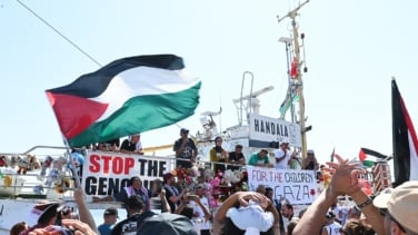 La Flotilla de la Libertad con siete españoles está "a punto de llegar" a la "zona de exclusión" israelí