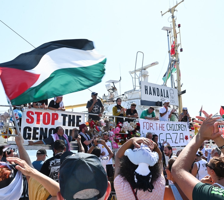 La Flotilla de la Libertad con siete españoles está "a punto de llegar" a la "zona de exclusión" israelí