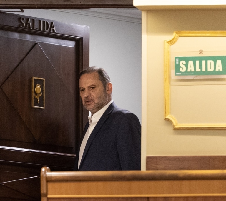 Ábalos deja a su abogado para eludir declarar en el Supremo