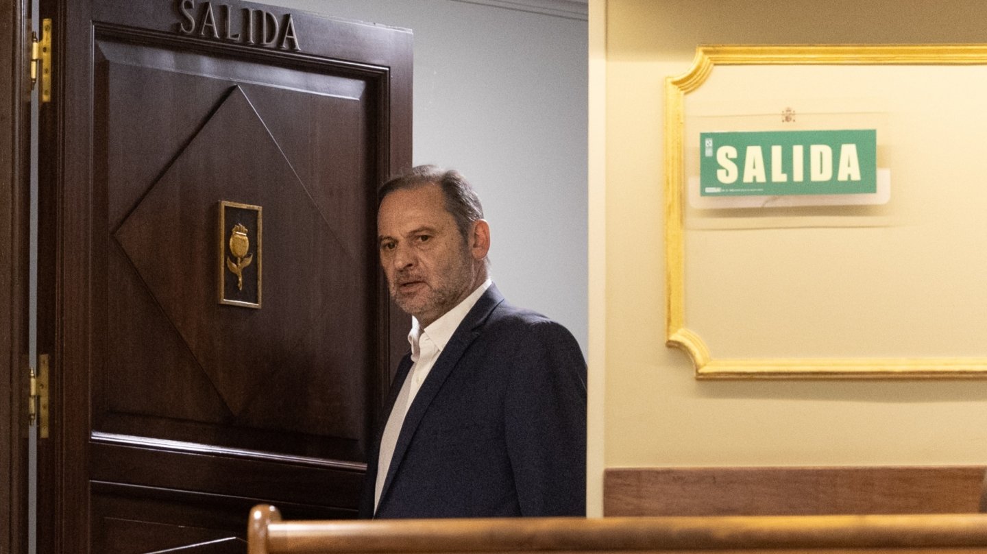 (Foto de ARCHIVO) El diputado José Luis Ábalos durante una sesión plenaria extraordinaria, en el Congreso de los Diputados, a 22 de julio de 2025, en Madrid (España). El Congreso cierra este martes, 22 de julio, el curso parlamentario debatiendo en un Pleno extraordinario la convalidación de tres decretos leyes, las enmiendas a otras tres leyes provenientes del Senado y dos reformas del Reglamento del Congreso, impulsadas por PSOE y Sumar. El último pleno antes del verano estará también marcado por los casos de corrupción tras conocerse la imputación del exministro de Hacienda del PP Cristóbal Montoro por una presunta trama corrupta que habría beneficiado a empresas gasistas Eduardo Parra / Europa Press 22/7/2025