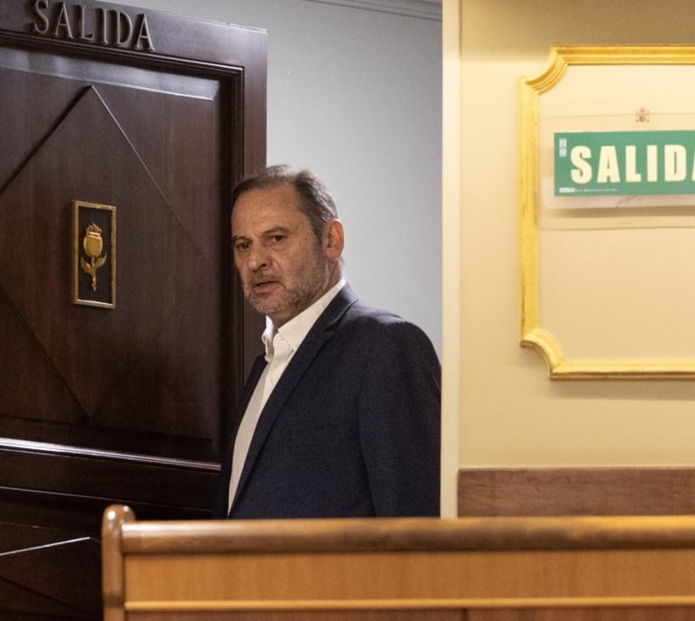 Mensajes de tranquilidad en Gobierno y PSOE tras el informe de Ábalos: "¿Sobres en b con céntimos?"