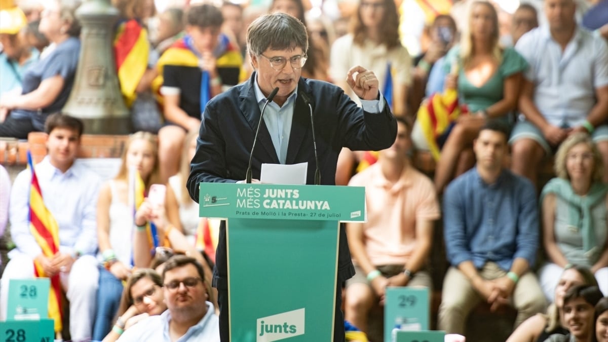 La Audiencia de Barcelona ordena investigar los mensajes entre Puigdemont y los mossos que le ayudaron en su fuga