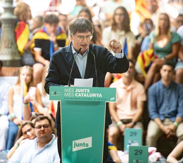La Audiencia de Barcelona ordena investigar los mensajes entre Puigdemont y los mossos que le ayudaron en su fuga