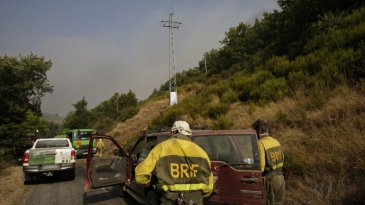 Se elevan a un total de 16 los medios aéreos en el incendio de Almorox que afecta a más de 200 hectáreas