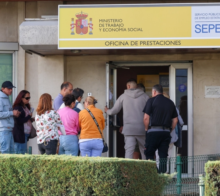 El paro baja en septiembre gracias a construcción y servicios, sigue en mínimos desde 2007