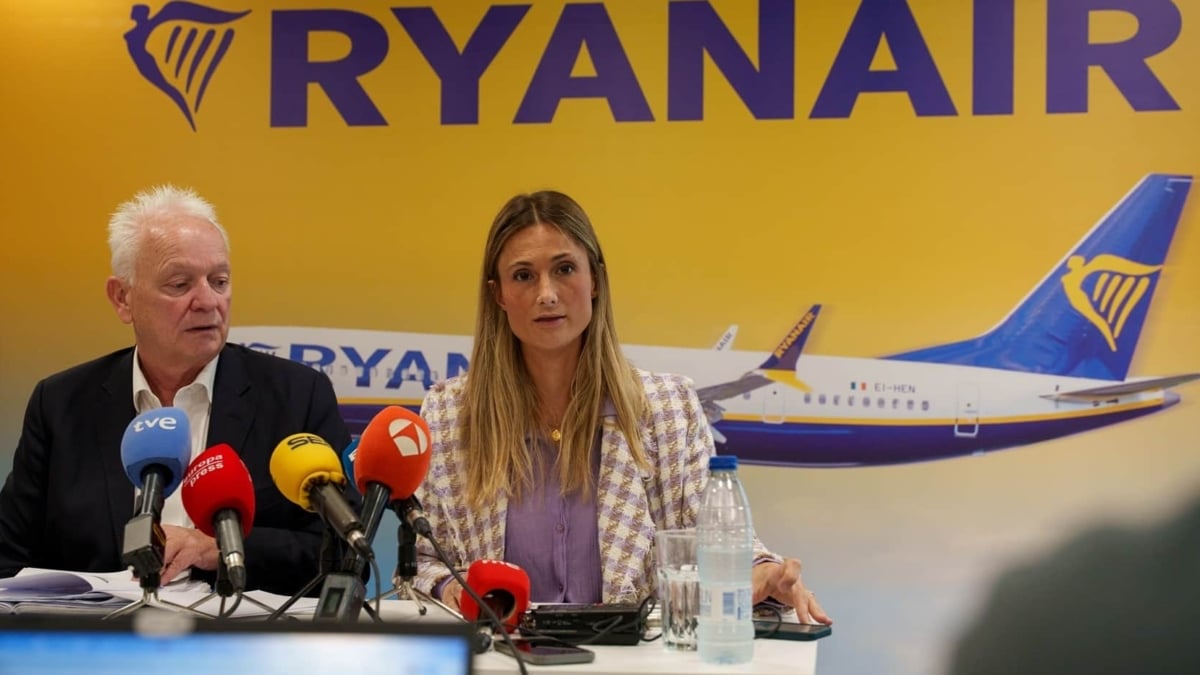El CEO de Ryanair, Eddie Wilson, y la responsable de comunicación Alejandra Ruiz.