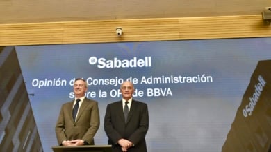 El consejero mexicano díscolo del Sabadell se queda tras romper el consejo de Oliu