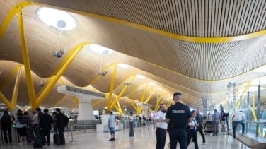 Detenida en Barajas una mujer por transportar más de seis kilos de cocaína escondidos en relojes de pared