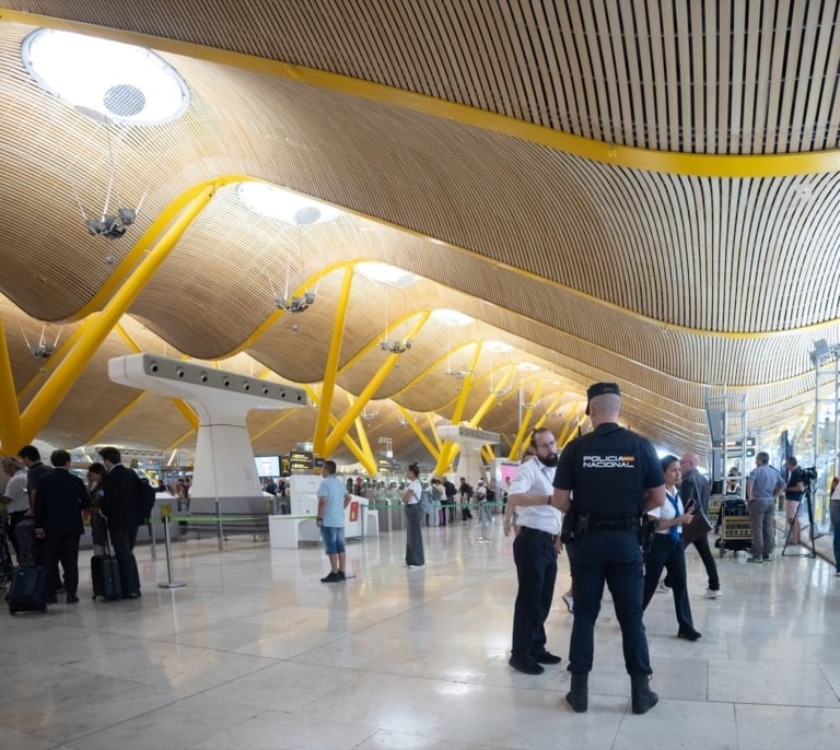 Detenida en Barajas una mujer por transportar más de seis kilos de cocaína escondidos en relojes de pared
