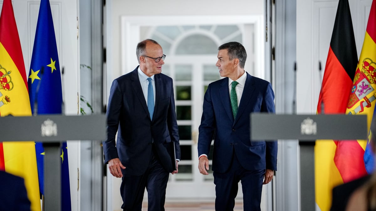 (Foto de ARCHIVO) 18 September 2025, Spain, Madrid: German Chancellor Friedrich Merz (L) and Spanish Prime Minister Pedro Sanchez hold a press conference following a joint meeting. Photo: Kay Nietfeld/dpa 18/9/2025 ONLY FOR USE IN SPAIN
