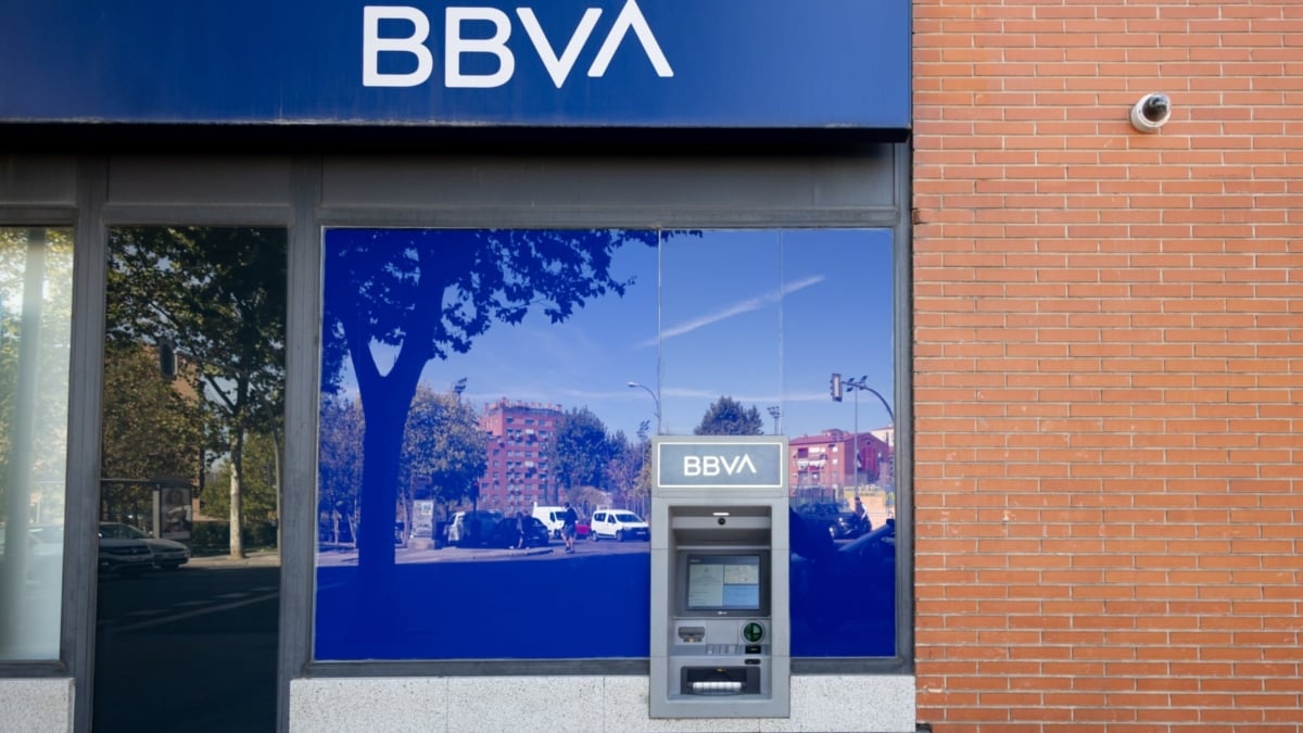 Una sucursal del BBVA con un cajero.