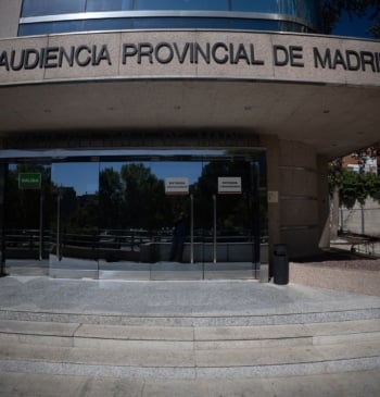 La Audiencia de Madrid juzga a un hombre por insultar y agredir [...]