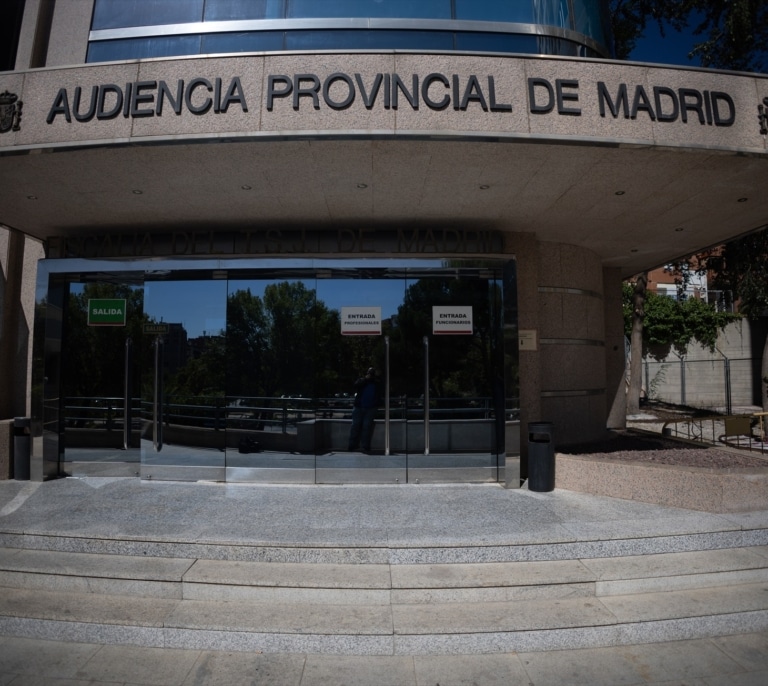 La Audiencia de Madrid juzga a un hombre por insultar y agredir a una mujer musulmana por llevar hiyab