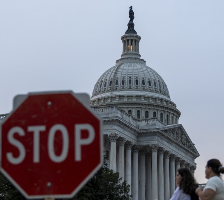 Primer cierre parcial del Gobierno de EEUU en siete años: decenas de miles de funcionarios dejan de percibir su sueldo