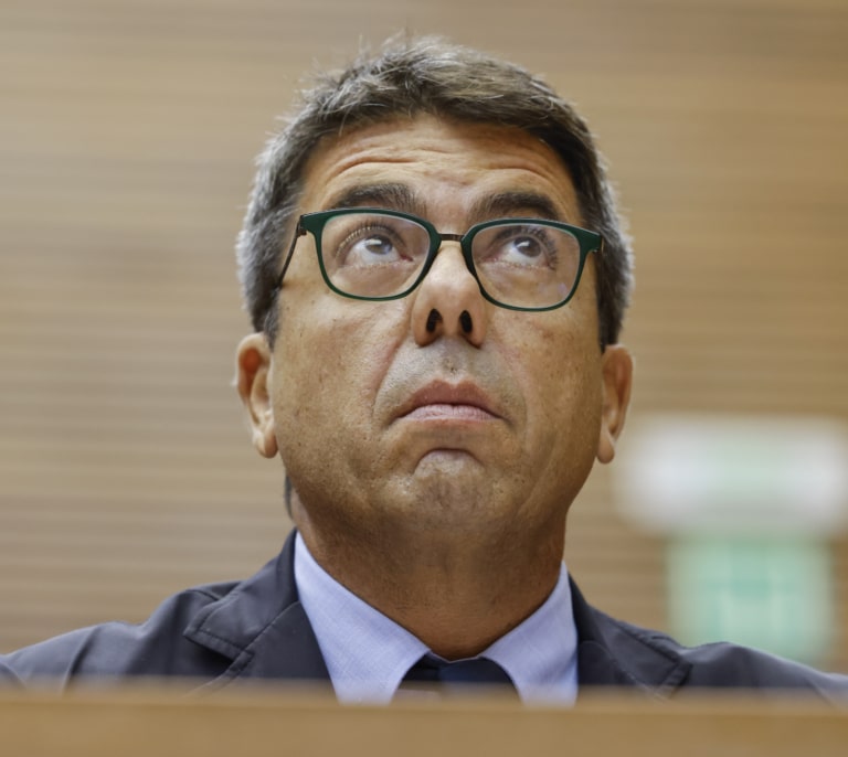 Mazón maneja sondeos internos que le dan 35 escaños y suma con Vox, que crece 4