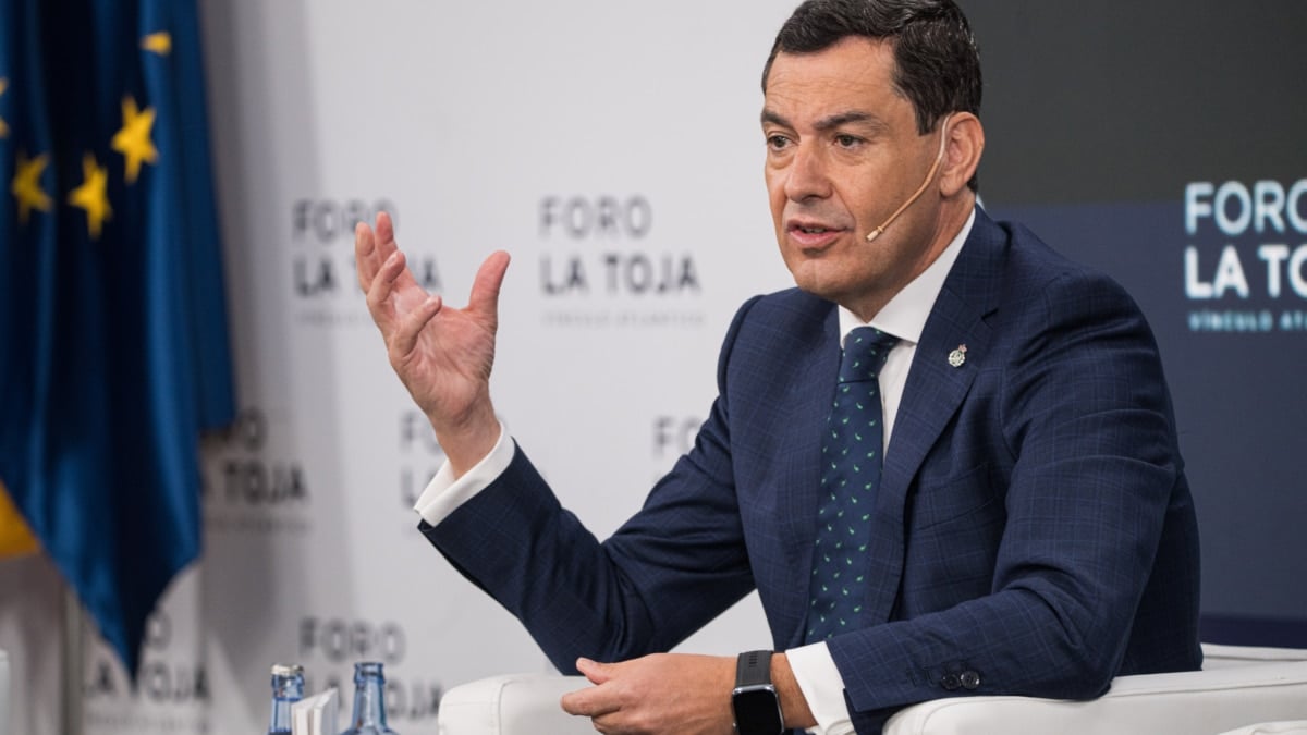 Juanma Moreno se plantea cortar cabezas en la consejería de Salud por la crisis de los cribados de mama