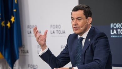 Juanma Moreno se plantea cortar cabezas en la consejería de Salud por la crisis de los cribados de mama