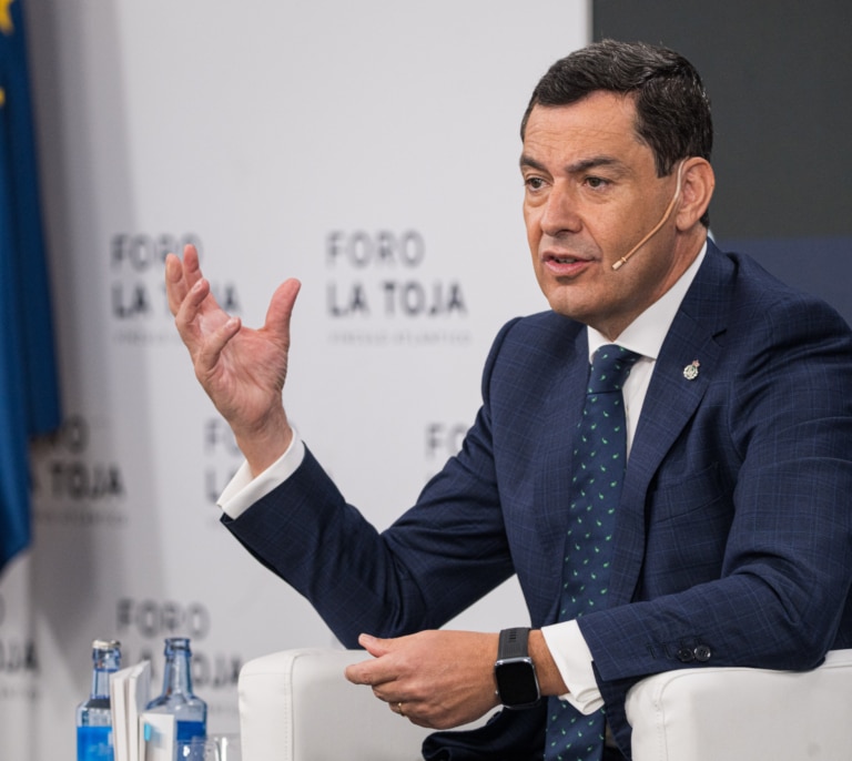 Juanma Moreno se plantea cortar cabezas en la consejería de Salud por la crisis de los cribados de mama